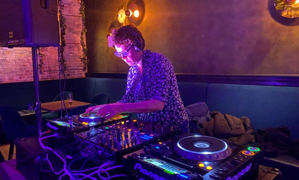 DJ Nancy draait House & Tech House live tijdens een event